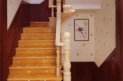 琼山中式别墅室内汉白玉石楼梯的定制安装装饰效果
