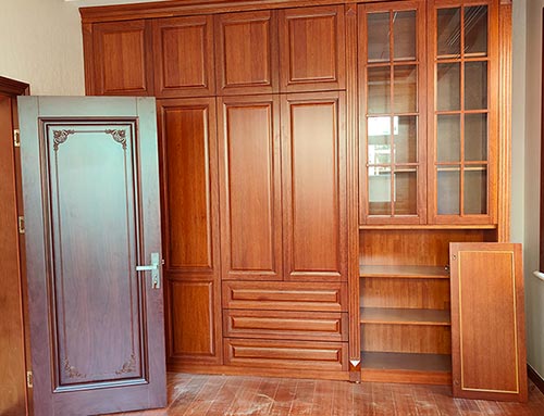 琼山中式家庭装修里定制的实木衣柜效果图